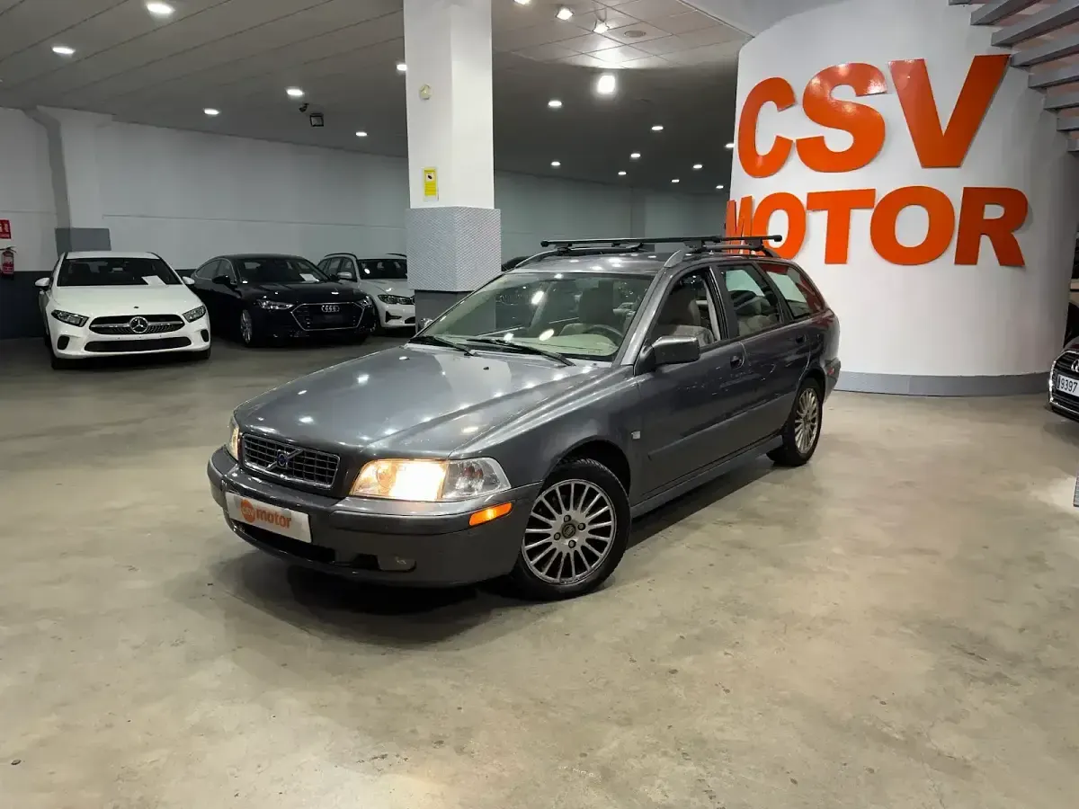 Usado Volvo V40 Kinetic 122 CV (89 kW) 2004 Gris / plata Familiar