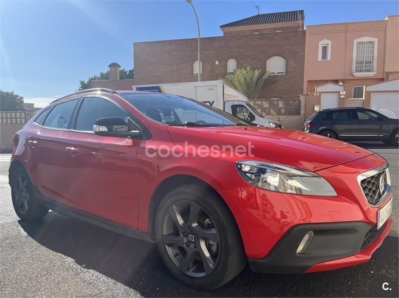 Rojo Usado 2015 Volvo V40 CC Kinetic Familiar | 13.400 € (Precio justo) - Imagen 1/4