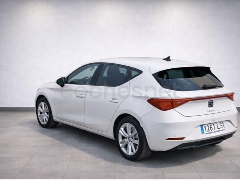 Begagnad Seat Leon Style 115 HK (84 kW) 2021 Vit Sedan