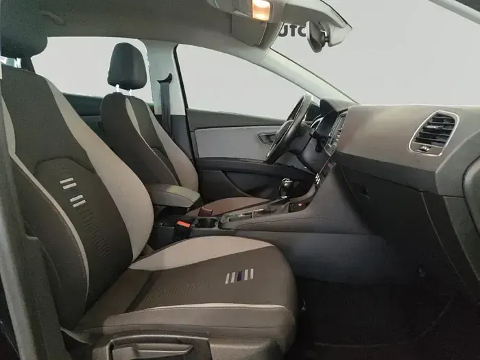 Usado Seat Leon Style 130 CV (95 kW) 2019 Negro