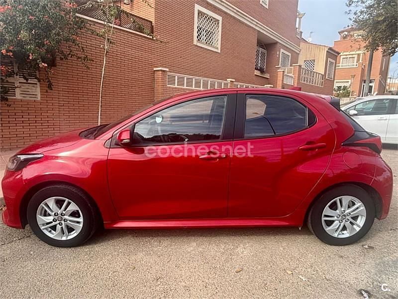 Rojo Usado 2023 Toyota Yaris Berlina | 16.500 € (Buen precio) - Imagen 1/4