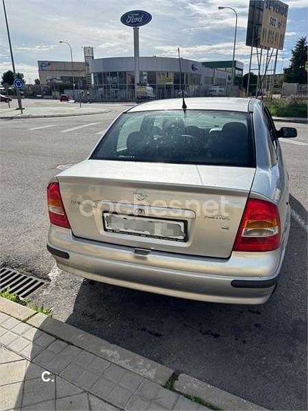 Usado Opel Astra Club 75 CV (55 kW) 2000 Gris / plata Berlina