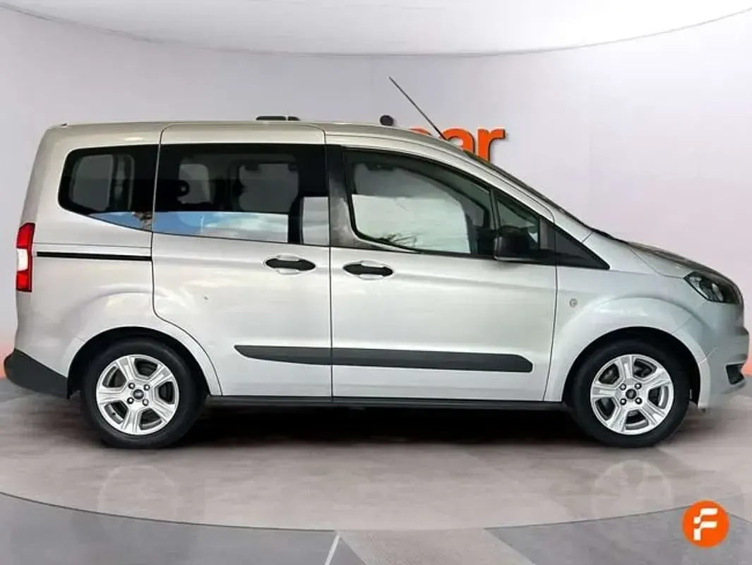 Usado Ford Tourneo Courier Ambiente 102 CV (75 kW) 2017 Gris Monovolumen