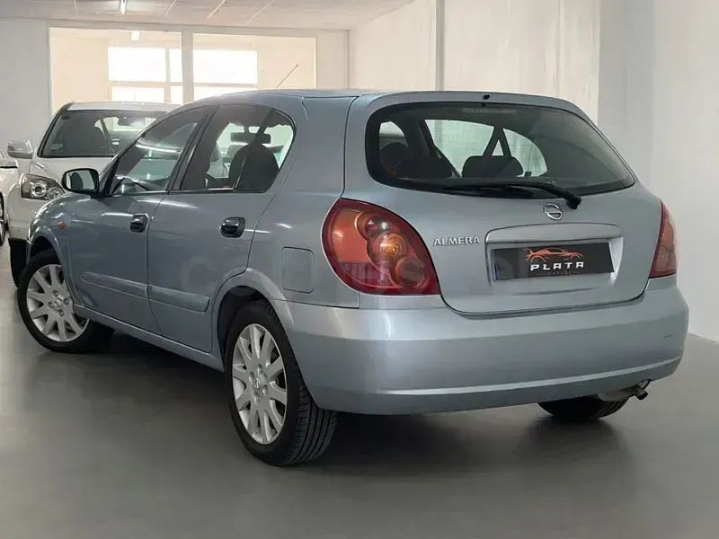 Usado Nissan Almera Visia 98 CV (72 kW) 2005 Gris / plata Berlina