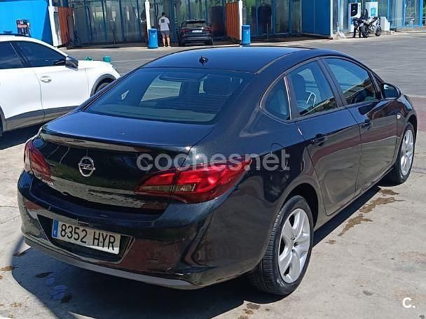 Usado Opel Astra Selective 115 CV (84 kW) 2014 Negro Berlina
