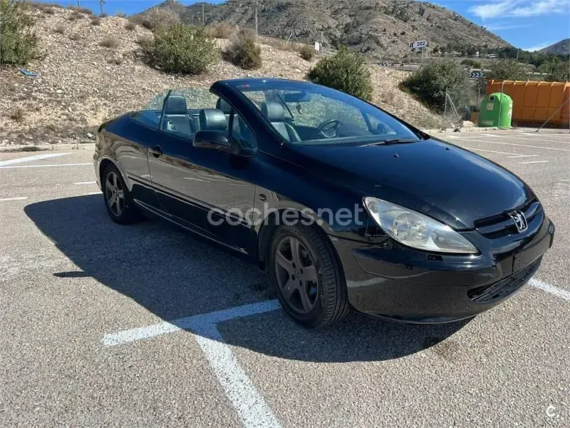 Usado Peugeot 307 CC 110 CV (80 kW) 2004 Negro Descapotable