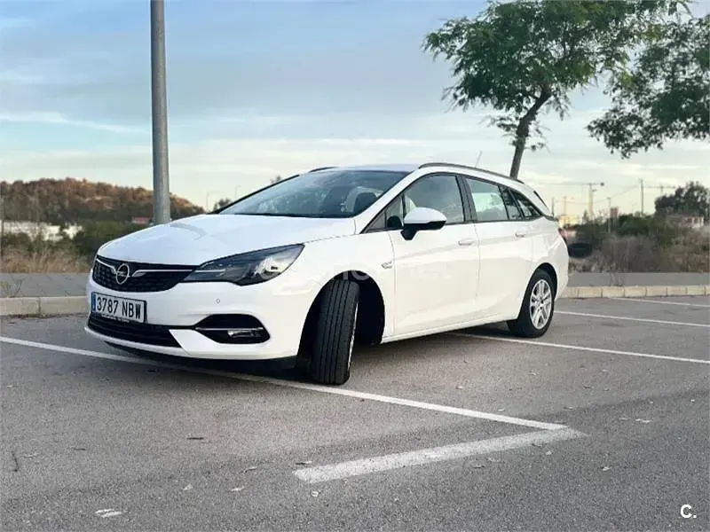 Usado Opel Astra Business Elegance 122 CV (89 kW) 2020 Blanco Familiar