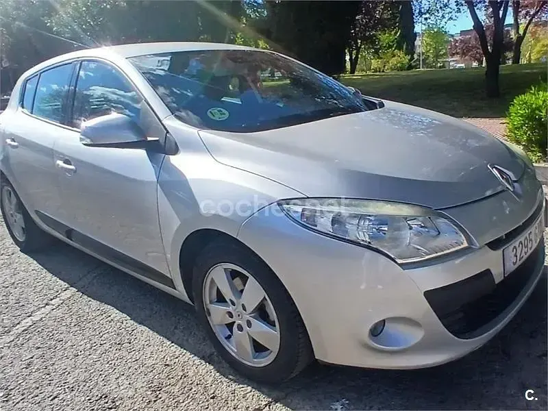 Usado Renault Mégane Dynamique 105 CV (77 kW) 2010 Gris / plata Berlina