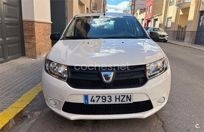 Usado Dacia Sandero Lauréate 75 CV (55 kW) 2014 Blanco Berlina