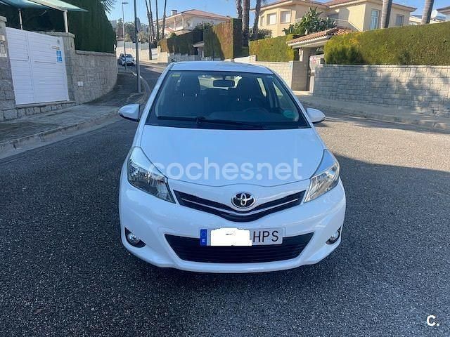 Usado Toyota Yaris Active 69 CV (50 kW) 2013 Blanco Berlina