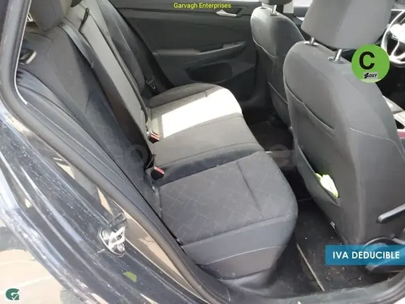 Usado VW Golf VIII Life 115 CV (84 kW) 2022 Gris / plata Familiar