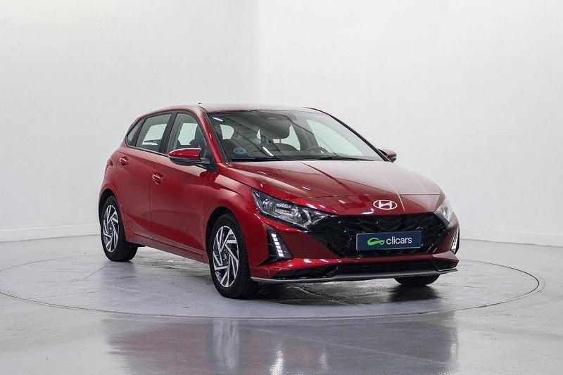 Usado Hyundai i20 100 CV (73 kW) 2024 Rojo Berlina