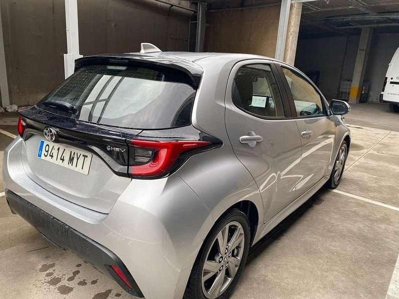 Usado Toyota Yaris Hybrid Active 116 CV (85 kW) 2025 Gris Utilitario