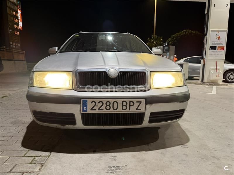 Usado Skoda Octavia Elegance 110 CV (80 kW) 2001 Gris / plata Familiar