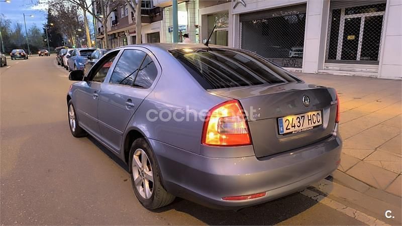 Usado Skoda Octavia Family 105 CV (77 kW) 2011 Gris / plata Berlina