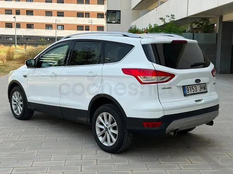 Usado Ford Kuga Trend 150 CV (110 kW) 2015 Blanco SUV