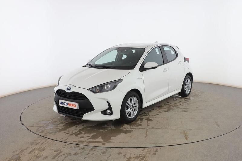 Usado Toyota Yaris Hybrid Active 120 CV (88 kW) 2021 Blanco Berlina