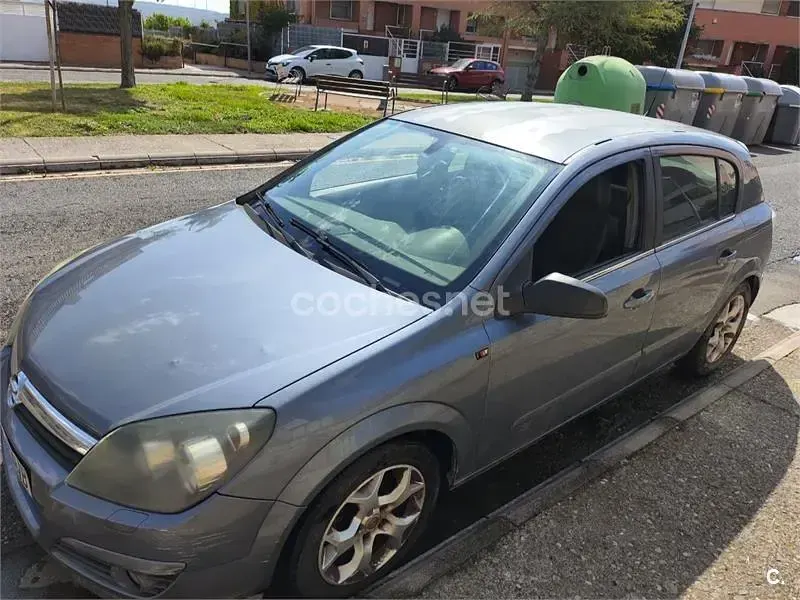 Usado Opel Astra Cosmo 120 CV (88 kW) 2005 Gris / plata Berlina