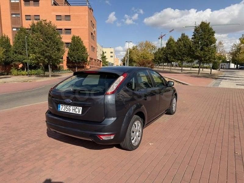 Usado Ford Focus Trend 100 CV (73 kW) 2011 Gris / plata Berlina
