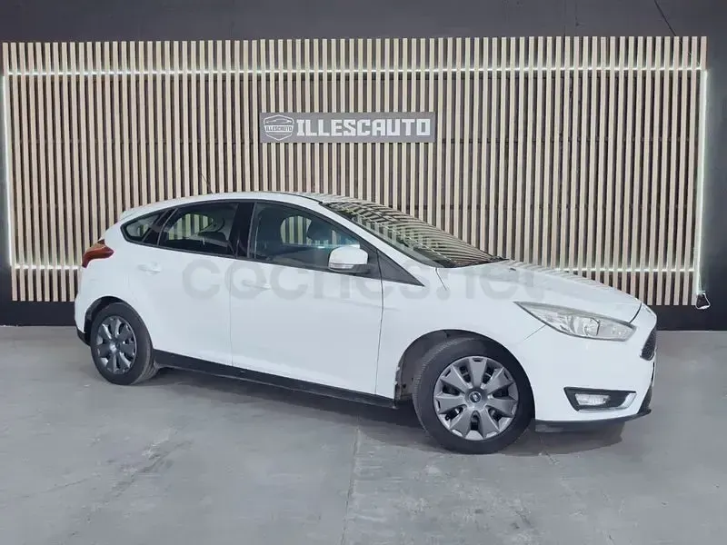 Usado Ford Focus Trend 115 CV (84 kW) 2015 Blanco Berlina