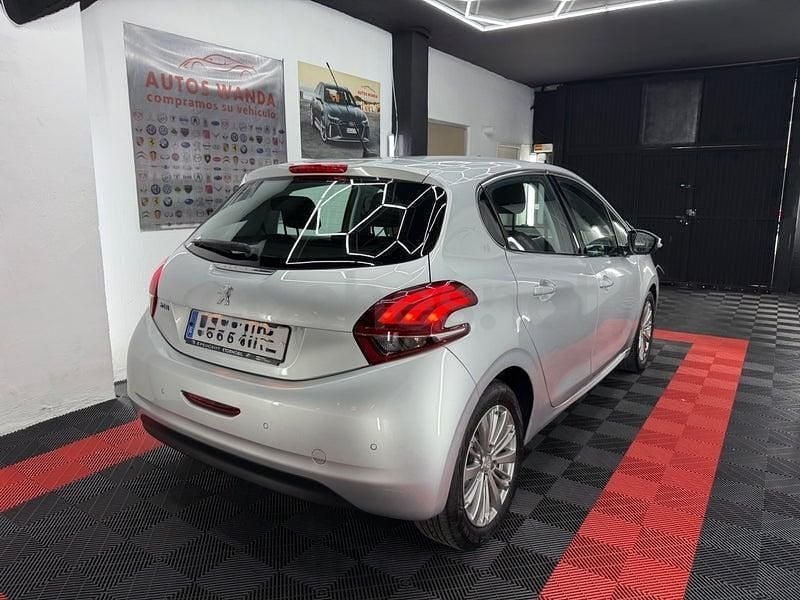 Usado Peugeot 208 Allure 110 CV (80 kW) 2018 Gris / plata Utilitario