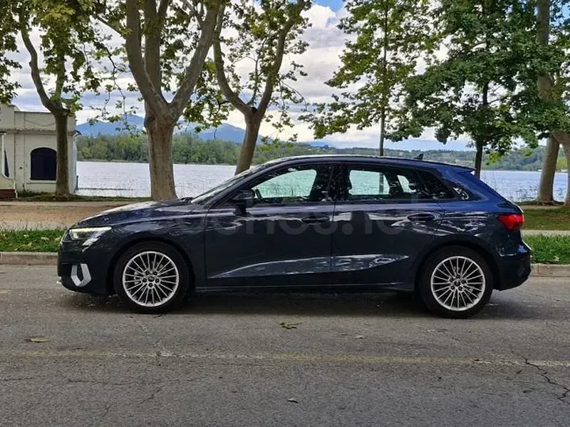 Usado Audi A3 Advanced Plus 110 CV (80 kW) 2022 Gris / plata Berlina