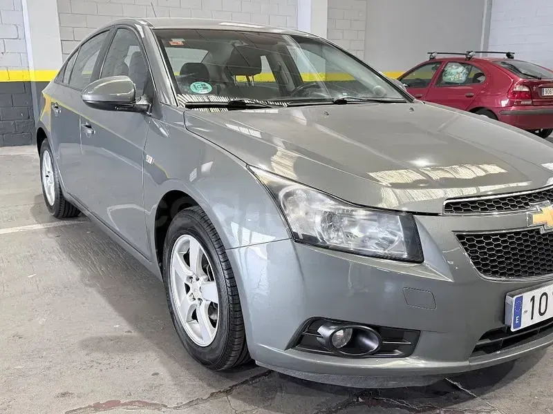 Usado Chevrolet Cruze LS 124 CV (91 kW) 2011 Gris / plata Berlina