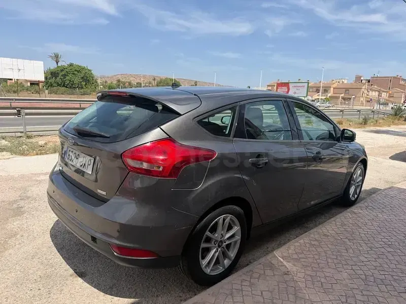 Usado Ford Focus Trend 125 CV (91 kW) 2017 Gris / plata Berlina