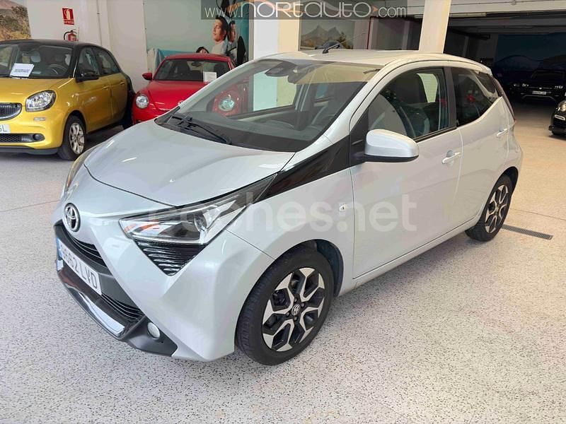Usado Toyota Aygo x-style 72 CV (52 kW) 2022 Gris / plata Utilitario