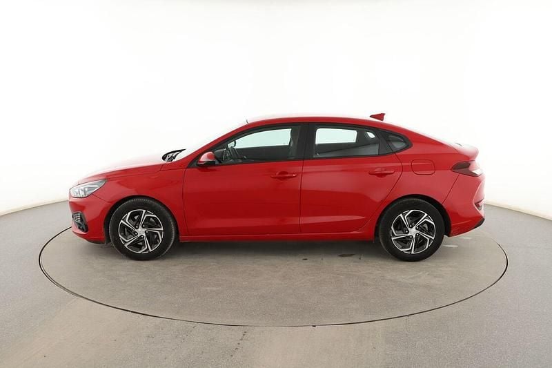 Usado Hyundai i30 120 CV (88 kW) 2021 Rojo Berlina