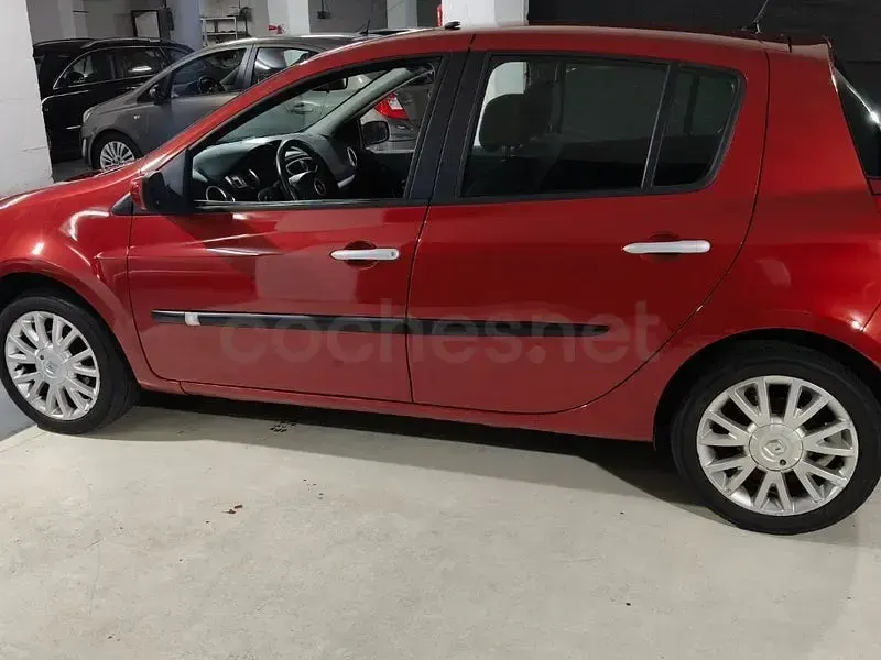 Usado Renault Clio II Privilege 85 CV (62 kW) 2007 Rojo Berlina