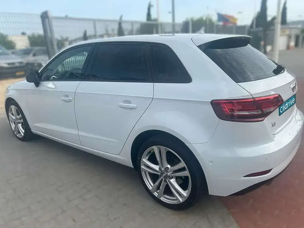 Usado Audi A3 Sportback Ambiente 110 CV (80 kW) 2016 Blanco Utilitario
