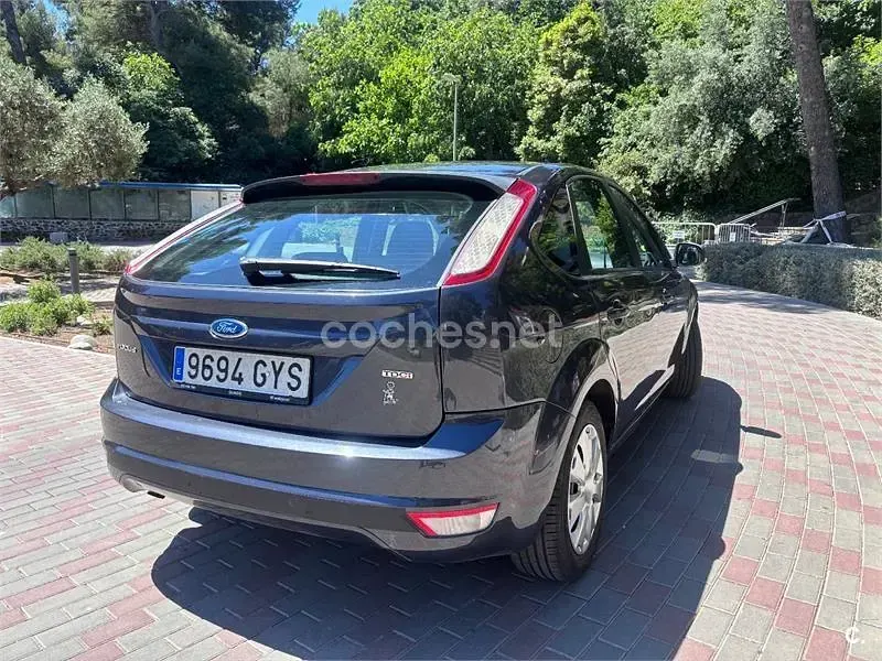 Usado Ford Focus Trend 109 CV (80 kW) 2010 Gris / plata Berlina