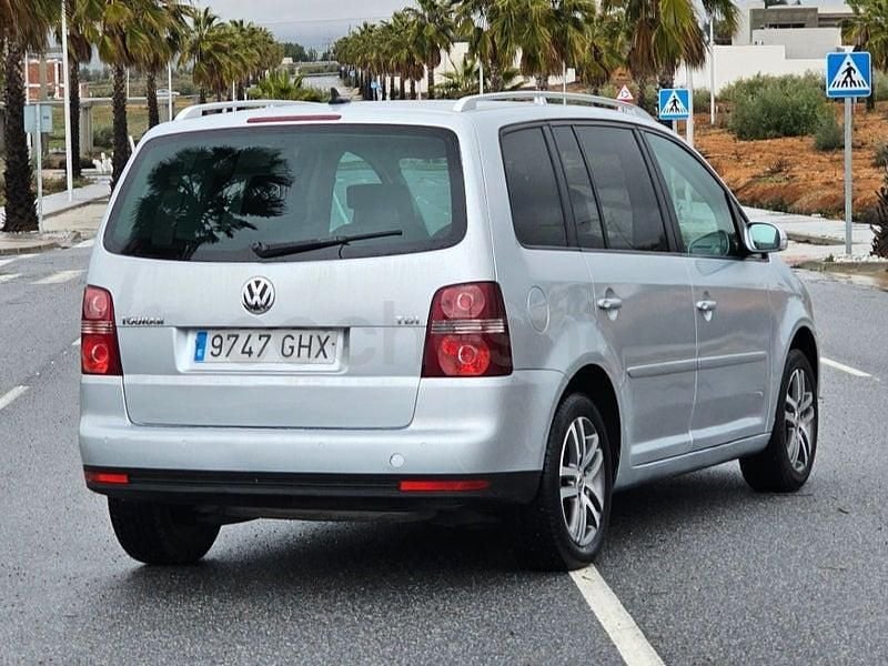 Usado VW Touran Advance 105 CV (77 kW) 2009 Gris / plata Monovolumen