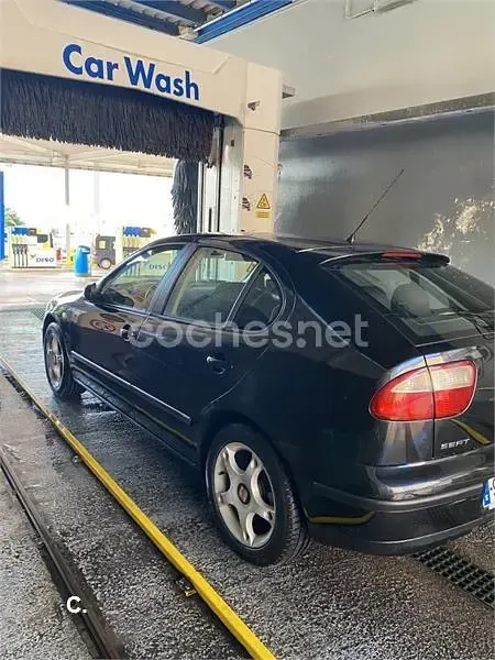 Usado Seat Leon Sport 110 CV (80 kW) 2003 Negro Utilitario