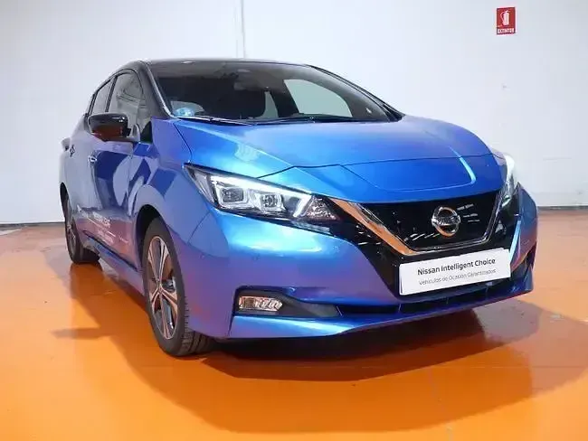 Usado Nissan Leaf Tekna 110 kW (150 CV) 2020 Azul vivid / techo negro metalizado Utilitario