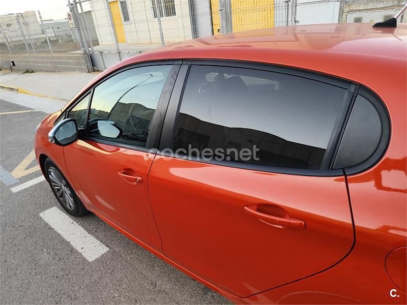 Usado Peugeot 208 Style 82 CV (60 kW) 2017 Naranja Utilitario