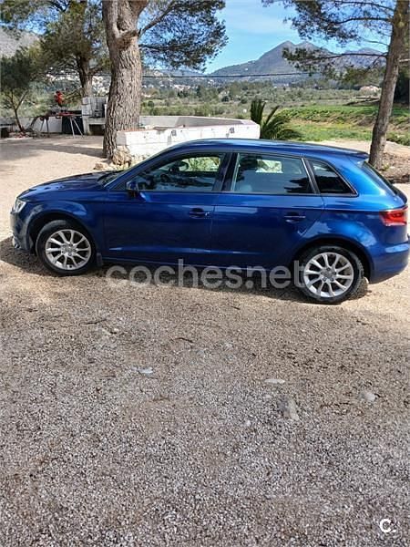 Usado Audi A3 Attraction 110 CV (80 kW) 2014 Azul Berlina