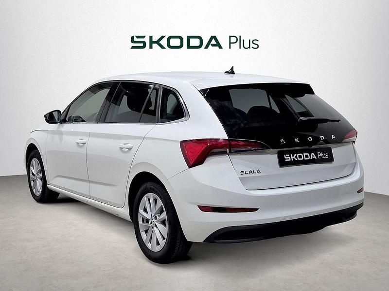 Usado Skoda Scala Ambition 110 CV (80 kW) 2025 Blanco Utilitario