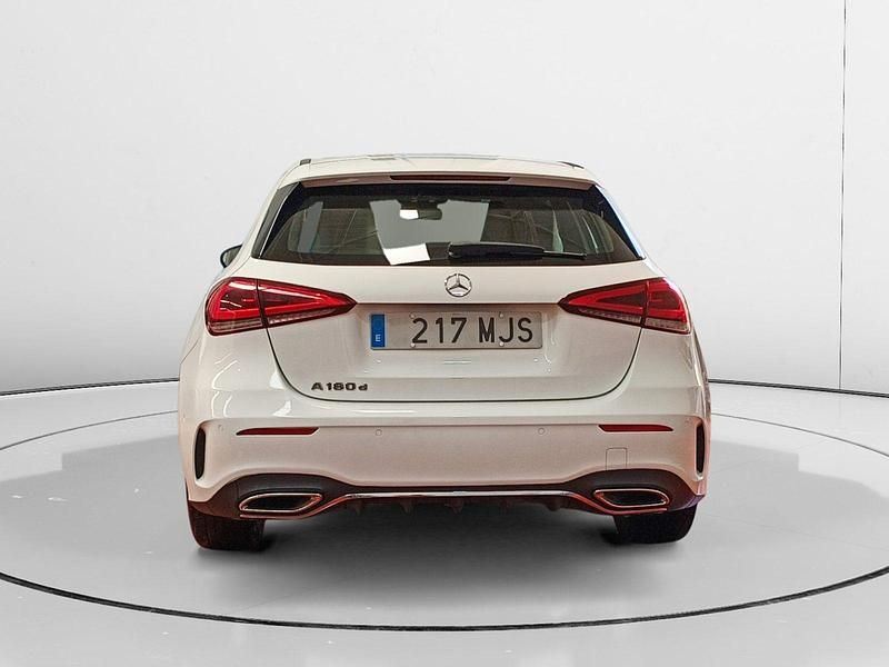 Usado Mercedes A180 AMG line 116 CV (85 kW) 2020 Blanco Utilitario