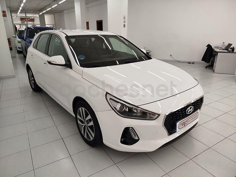 Usado Hyundai i30 Style 140 CV (102 kW) 2018 Blanco Berlina