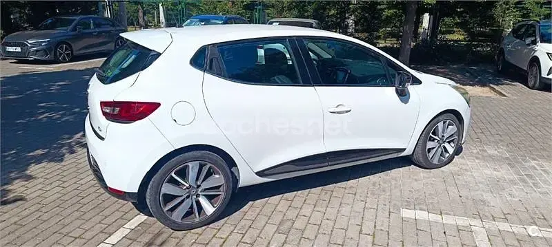 Usado Renault Clio IV 90 CV (66 kW) 2014 Blanco Berlina