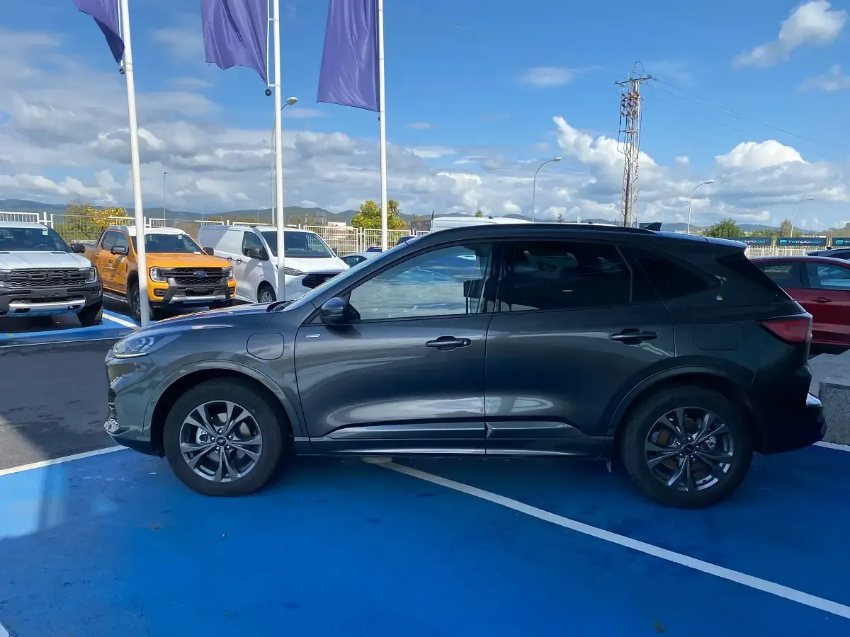 Usado Ford Kuga ST-Line 226 CV (166 kW) 2023 Gris SUV