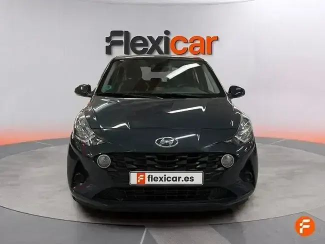 Usado Hyundai i10 67 CV (49 kW) 2023 Gris Utilitario