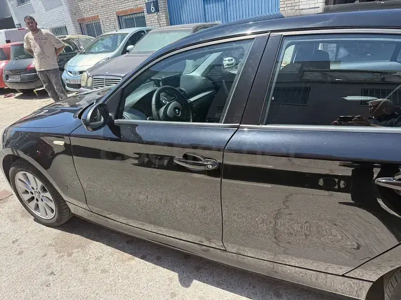 Usado BMW 116 122 CV (89 kW) 2009 Negro Utilitario