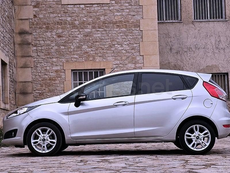 Usado Ford Fiesta Trend 82 CV (60 kW) 2017 Gris / plata Berlina