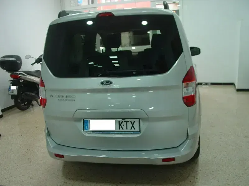 Usado Ford Tourneo Courier Titanium 100 CV (73 kW) 2019 Gris / plata Monovolumen