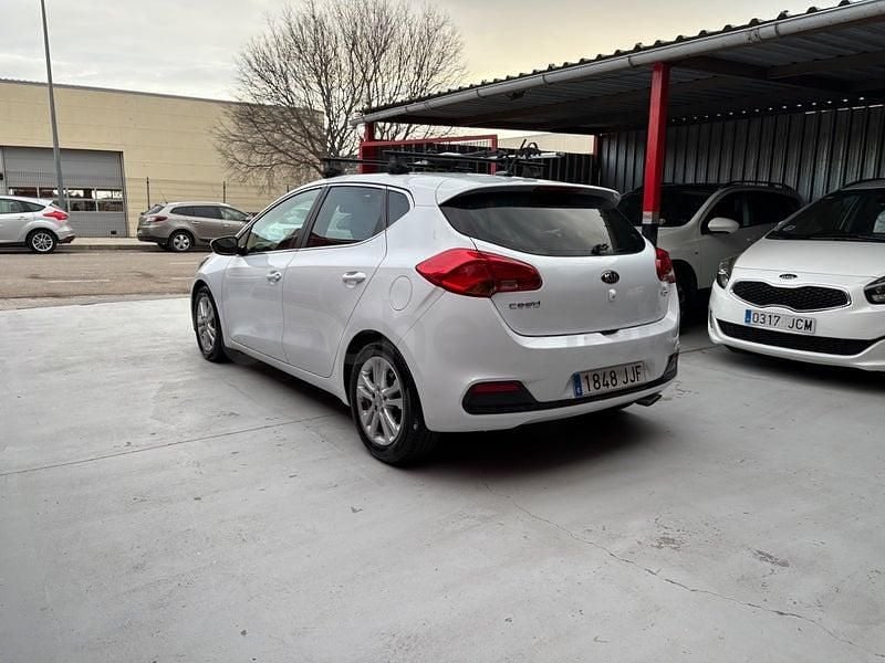 Usado Kia Ceed GT 90 HP (66 kW) 2015 Branco Sedan