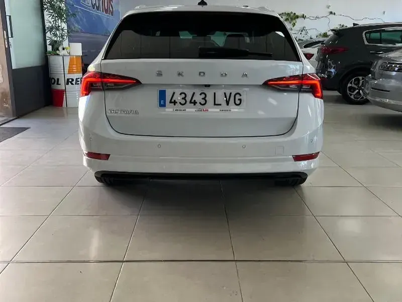 Usado Skoda Octavia Selection 150 CV (110 kW) 2022 Blanco Familiar