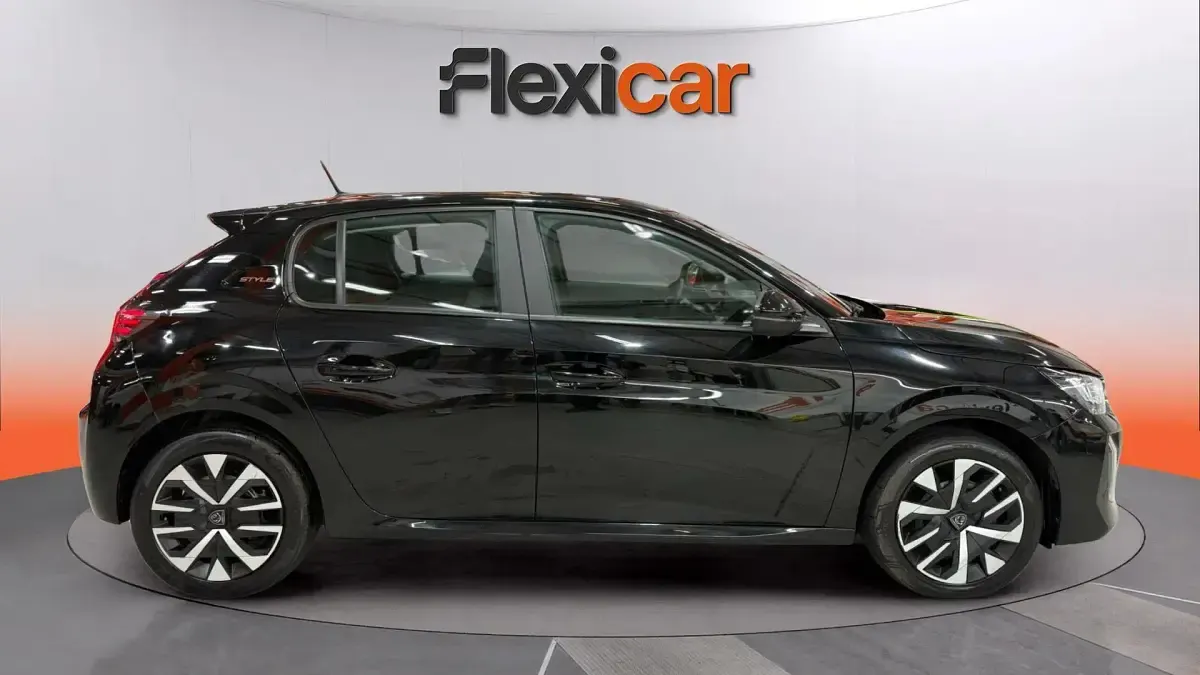Usado Peugeot 208 Style 101 CV (74 kW) 2024 Negro Utilitario
